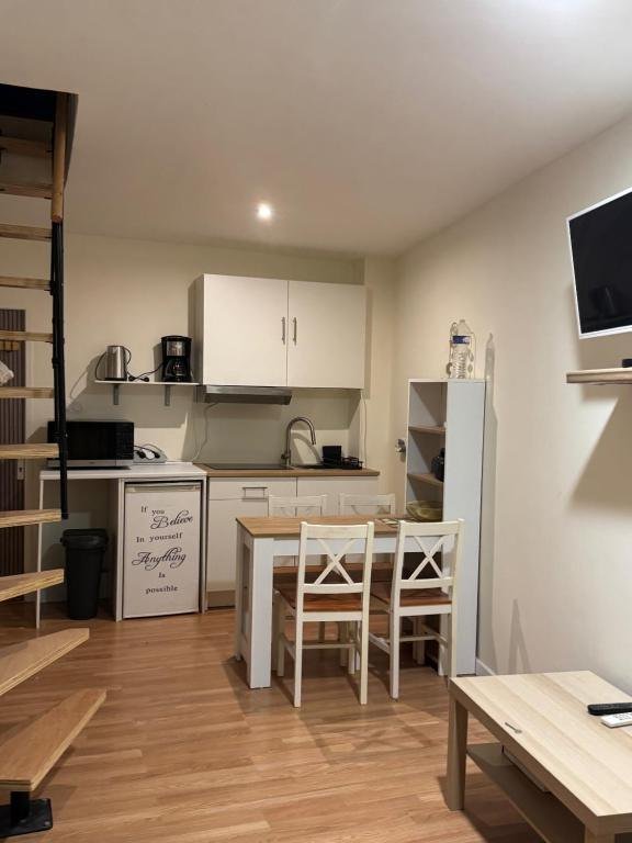Kitchenette, coin repas et télévision du séjour de CASA PONTEL